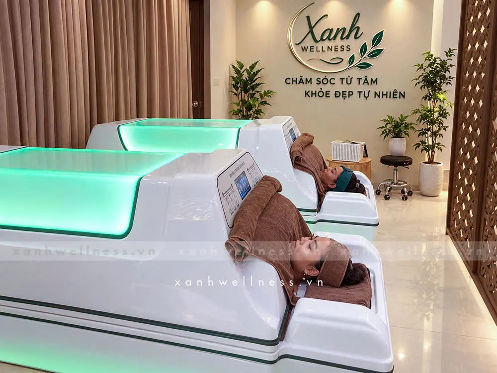 Khách trải nghiệm buồng công nghệ AI tại Xanh Wellness