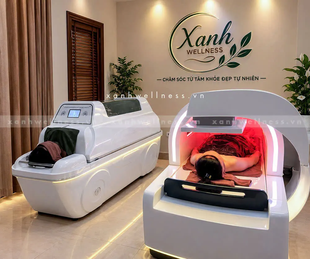 Khách trải nghiệm buồng công nghệ tại Xanh Wellness