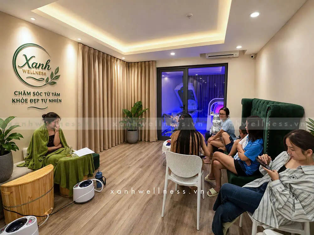 Khách trải nghiệm buồng công nghệ tại Xanh Wellness