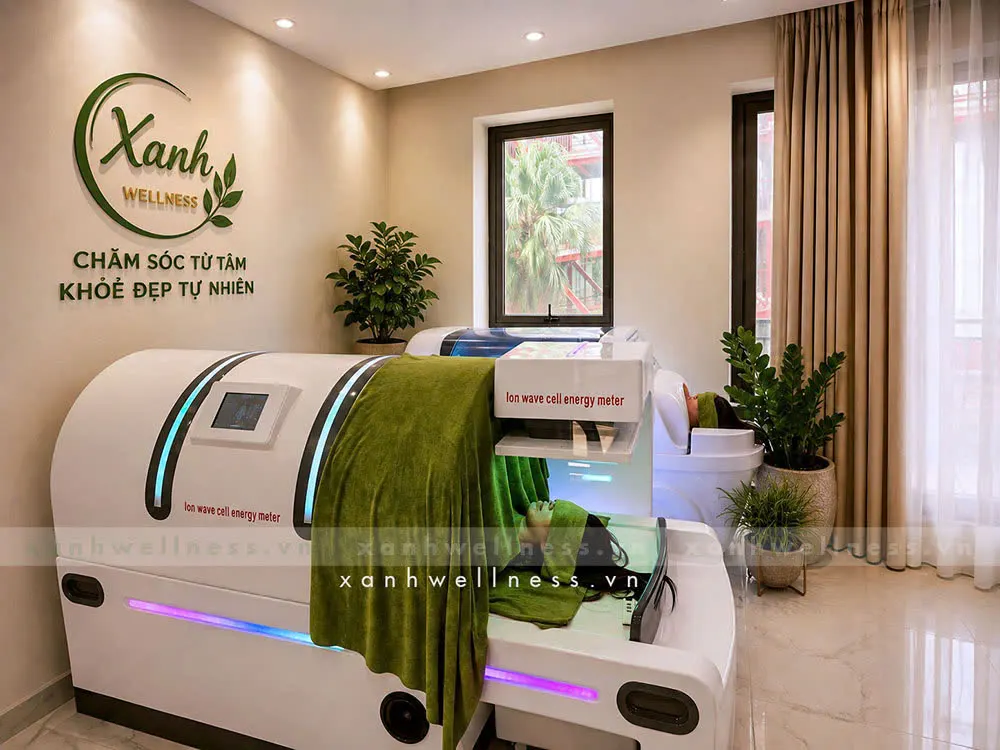 Khách trải nghiệm buồng công nghệ tại Xanh Wellness