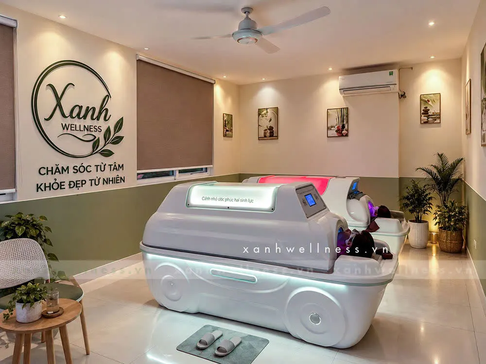 Khách trải nghiệm buồng xông hơi công nghệ Xanh Wellness